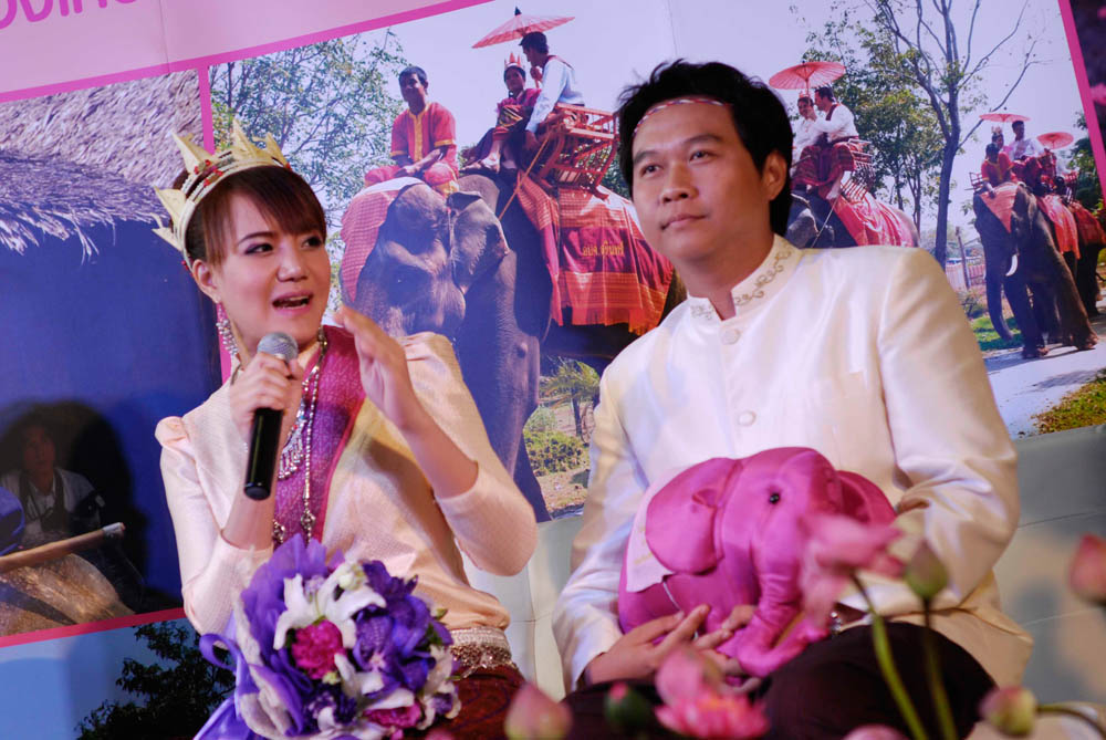 วิวาห์และจดทะเบียนสมรสบนหลังช้าง